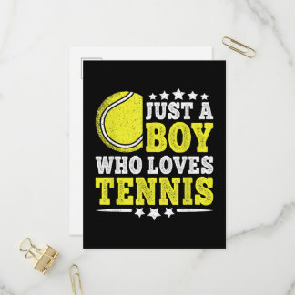Gewoon een jongen die van tennis houdt, grappige t uitnodiging briefkaart