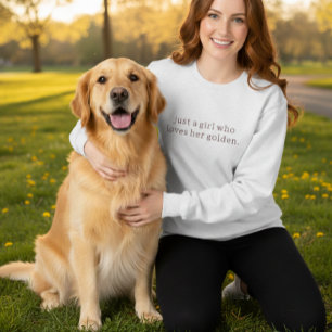 Gewoon een meisje dat haar gouden dames sweatshirt