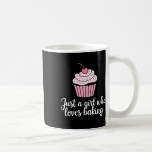 Gewoon een meisje dat houdt van het bakken van cup koffiemok