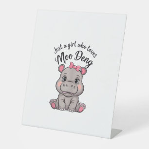 Gewoon een meisje dat houdt van Moo Deng Baby nijl Reclamebord Met Voetstuk