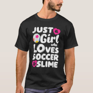 Gewoon een meisje dat houdt van voetbal en slanke t-shirt