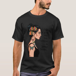 Gewoon een meisje dat tatoeages heeft en van boeke t-shirt