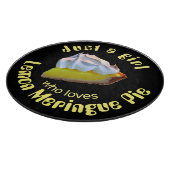 Gewoon een meisje dat van citroenappeltaart houdt snijplank (Hoek)