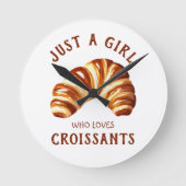 Gewoon een meisje dat van croissants houdt ronde klok (Voorkant)