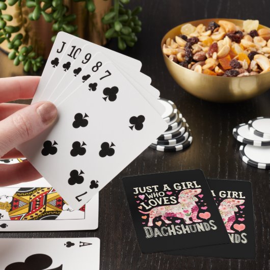 Gewoon een meisje dat van Dachshunds Dog houdt Pokerkaarten (Insitu)
