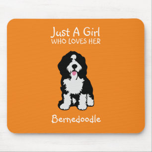 Gewoon een meisje dat van haar Bernedole houdt Muismat