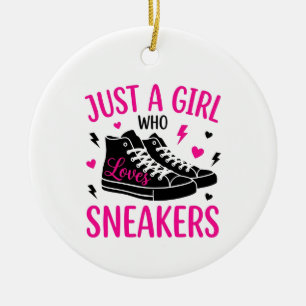 Gewoon een meisje dat van sneakers houdt keramisch ornament