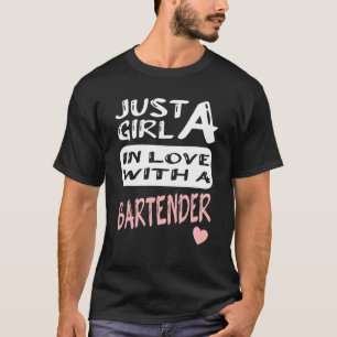 Gewoon een meisje in liefde met een barman t-shirt
