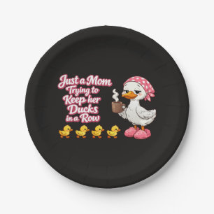 Gewoon een moeder die haar eenden op een rij probe papieren bordje