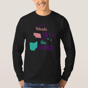 Gewoon een Nebraska-meisje in een Ohio World T-shirt