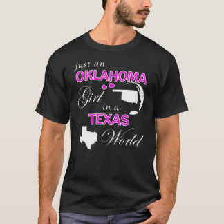 Gewoon een Oklahoma-meisje in een Texas World T-shirt