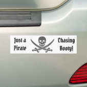 Gewoon een Pirate Chasing Booty met Jolly Roger Bumpersticker (Op auto)