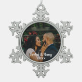 Gewoon Elegant Wedding Photo White Script Monogram Tin Sneeuwvlok Ornament (Voorkant)