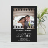 Gewoon gehuwd modern script bruiloft foto's save the date (Staand voorkant)