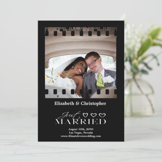 Gewoon gehuwd modern script bruiloft foto's save the date (Staand voorkant)