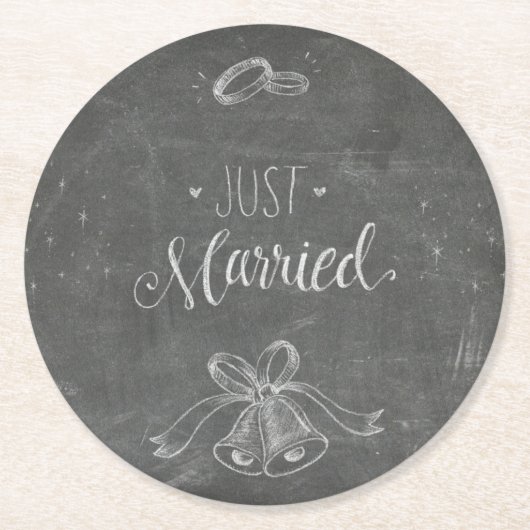 Gewoon gehuwde Chalkboard Wedding Rings en Bells Ronde Kartonnen Onderzetter (Voorkant)