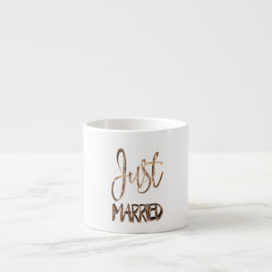 Gewoon gehuwde Elegant Gold Typography Bridal Espresso Kop