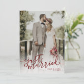 Gewoon getrouwd donker rood script overlay foto br aankondiging (Staand voorkant)