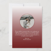 Gewoon getrouwd donker rood script overlay foto br aankondiging (Achterkant)