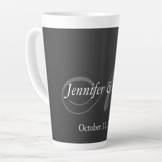 Gewoon grijs Monogram bruiloft bruid bruidegom nam Latte Mok (Linkerhoek)
