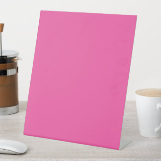 Gewoon helder, warm roze reclamebord met voetstuk