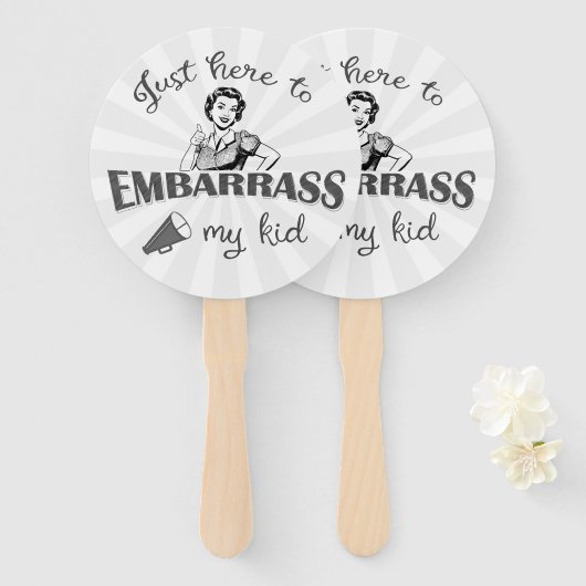 Gewoon hier om mijn Kind in verlegenheid te brenge Handwaaier (Voorkant en achterkant)