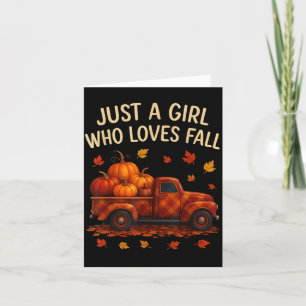 Gewoon meisje dat van herfstseizoen pompoenwagen a kaart