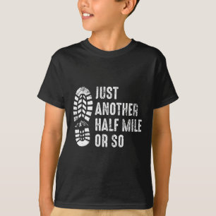 Gewoon nog een halve mijl of zo Funny Outdoor Camp T-shirt
