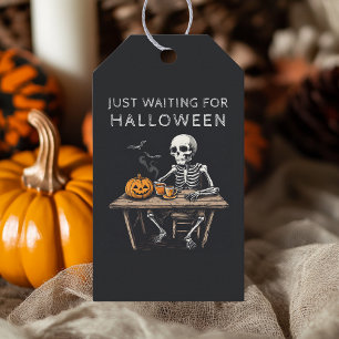 "Gewoon wachten op Halloween-cadeautags Grappig Cadeaulabel