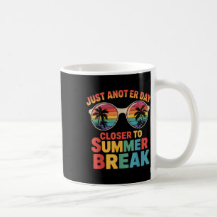 Gewoon weer een dag dichter bij de zomervakantie a koffiemok