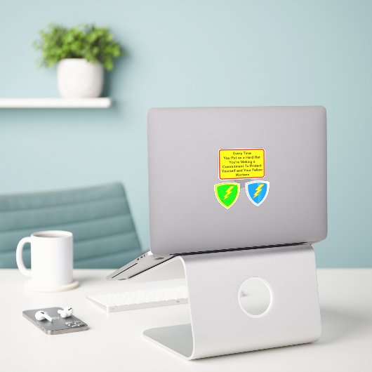 Gezegde voor veiligheid van werknemers - HardHat P Sticker (Laptop op bureau)