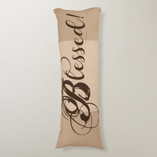 Gezegend! Lichaamskussen (geelbruin/bruin) (Voorkant Verticaal)