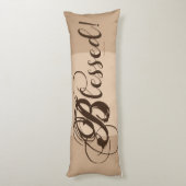 Gezegend! Lichaamskussen (geelbruin/bruin) (Achterkant (Verticaal))