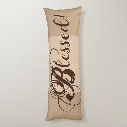 Gezegend! Lichaamskussen (geelbruin/bruin) (Achterkant (Verticaal))