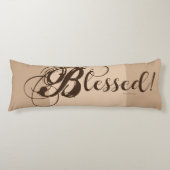 Gezegend! Lichaamskussen (geelbruin/bruin) (Voorkant)