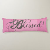 Gezegend! Lichaamskussen (roze) (Achterkant)