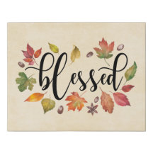 Gezegend met zwarte kalligrafie en herfstbladeren