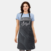 Gezegend Modern Script Faux Marble gepersonaliseer Schort (Gedragen)
