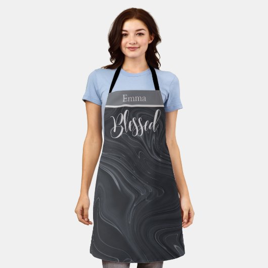 Gezegend Modern Script Faux Marble gepersonaliseer Schort (Gedragen)