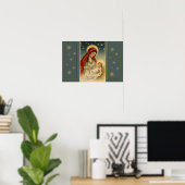 Gezegende moeder houdt het kind Jezus Kerstmis vas Poster (Thuiskantoor)