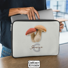 Gezellige Cottagecore Haakpaddenstoel Monogram Naa Laptop Sleeve