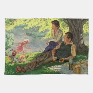 Gezellige gezins picknick onder een schaduwrijke b theedoek
