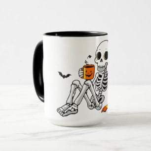 Gezellige Halloween-skelet met koffie- en vleermui Mok