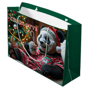 Gezellige kerstpanda in pyjama gepersonaliseerd groot cadeauzakje