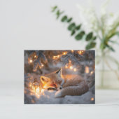 Gezellige slaapvos onder besneeuwde takken feestdagenkaart (Staand voorkant)