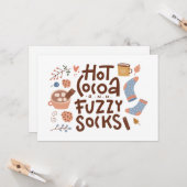 Gezellige warme chocolademelk en wollige sokken on kaart (Voorkant / Achterkant in situ)