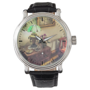 Gezellige zitkamer met bloembladlamp horloge