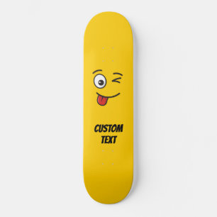 Gezicht met uitgestoken tong en knipogend oog skateboard