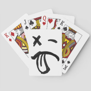 Gezicht met zwarte ogen en tongen tikken uit pokerkaarten