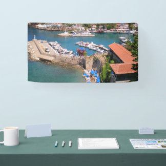 Gezicht op de haven, strand Mermerly in de stad An Spandoek